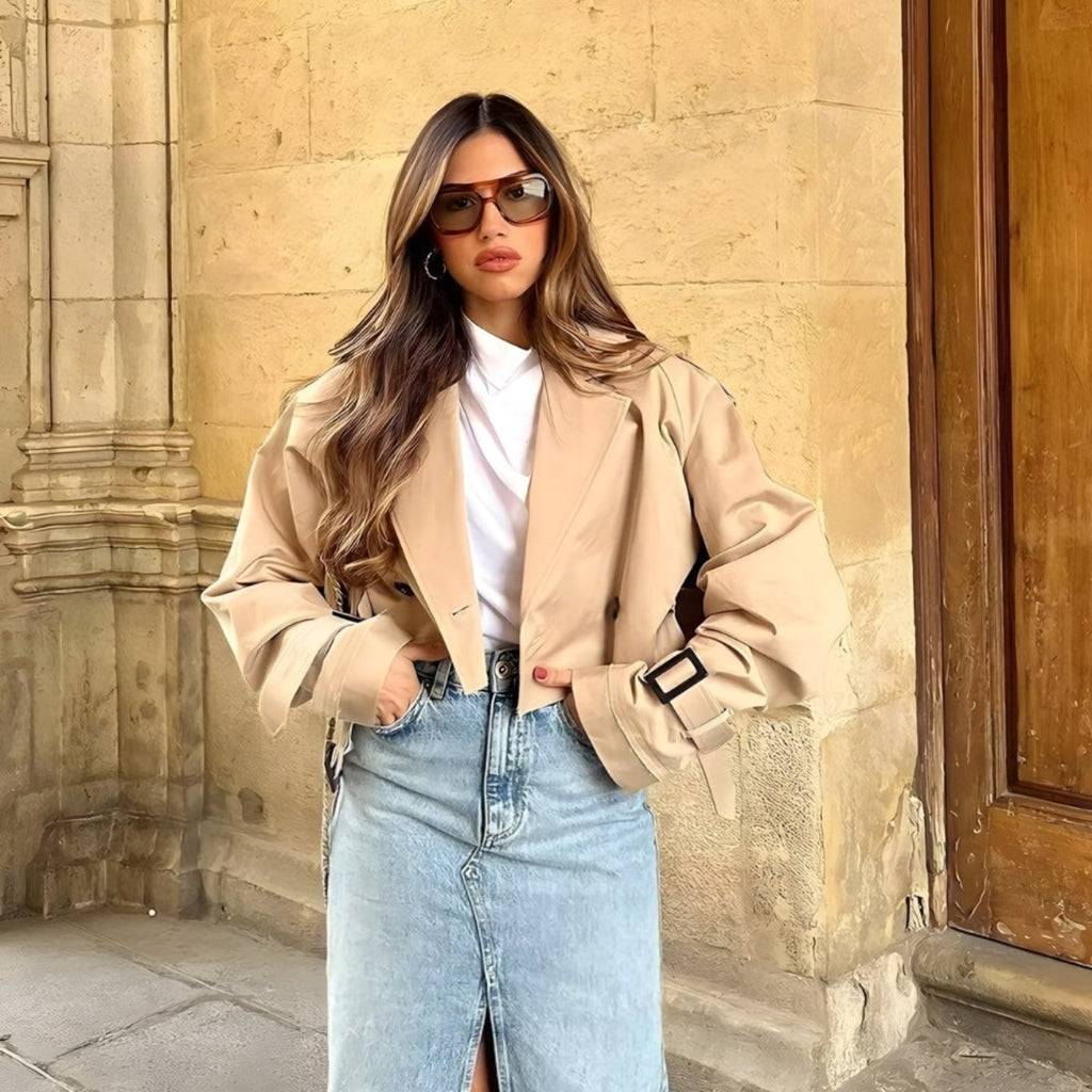 Femme en trench kaki