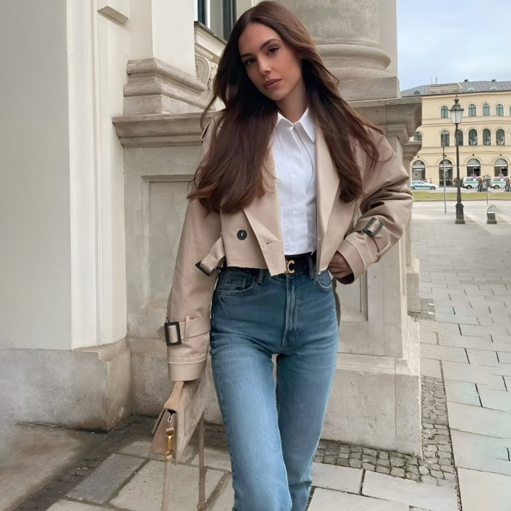 Femme en trench kaki