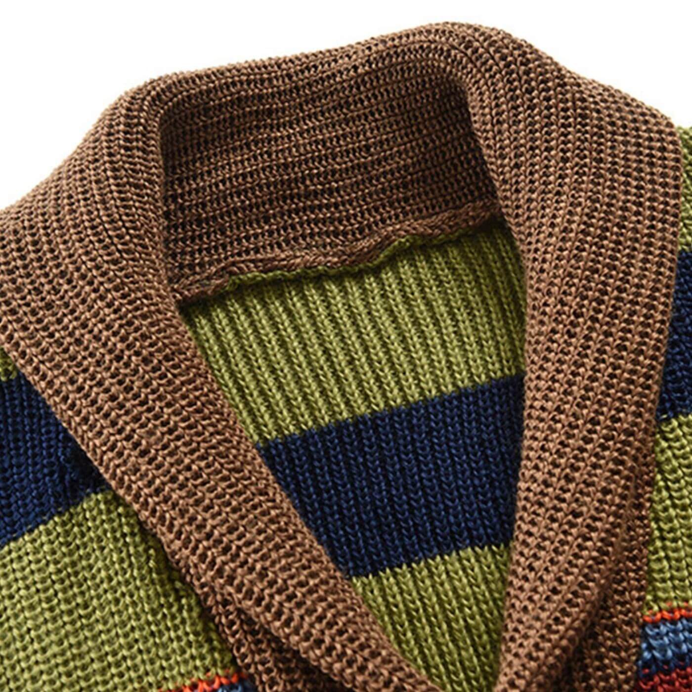 Col châle marron d’un cardigan tricoté multicolore, apportant une touche classique.