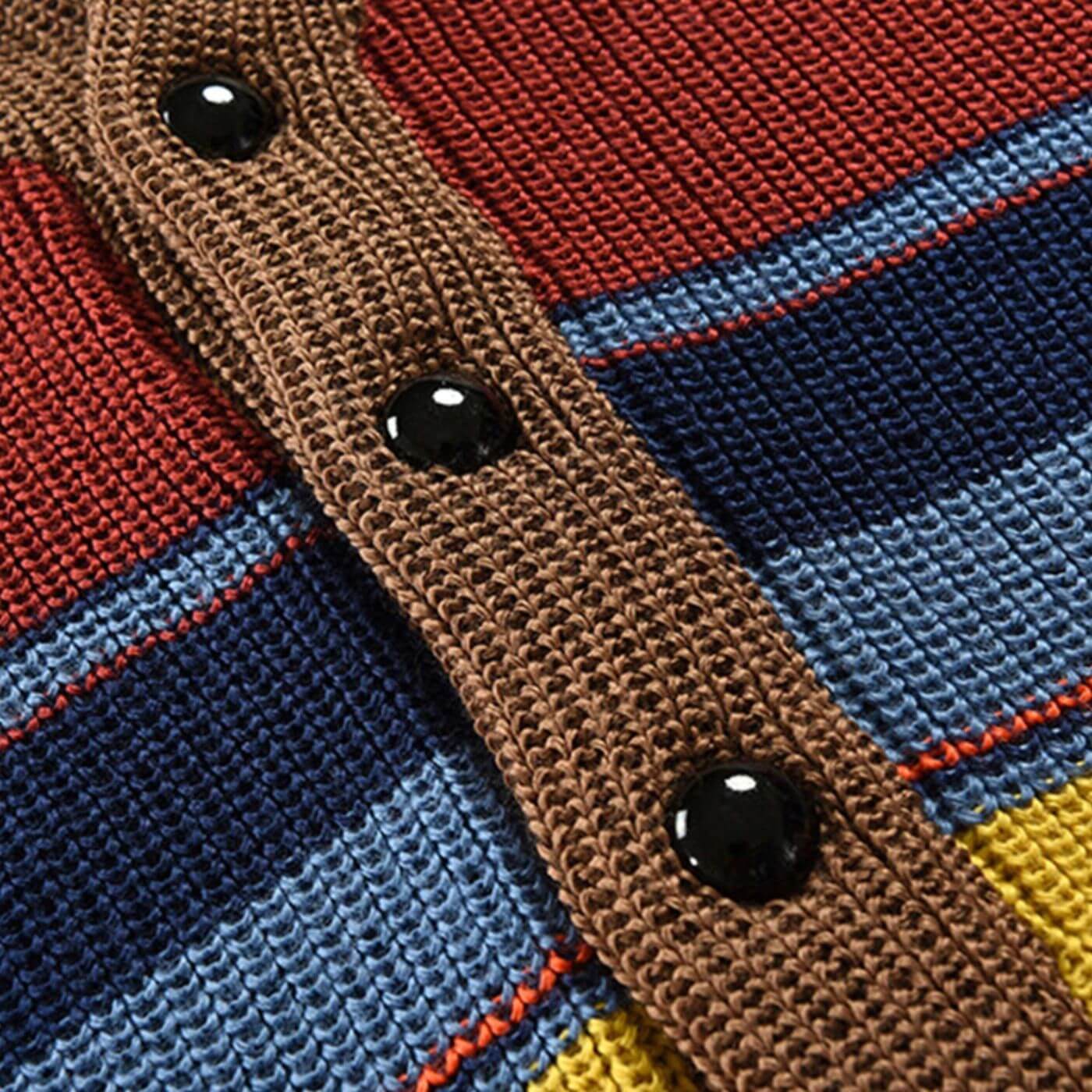 Cardigan tricoté avec boutons noirs brillants et motif rayé multicolore.