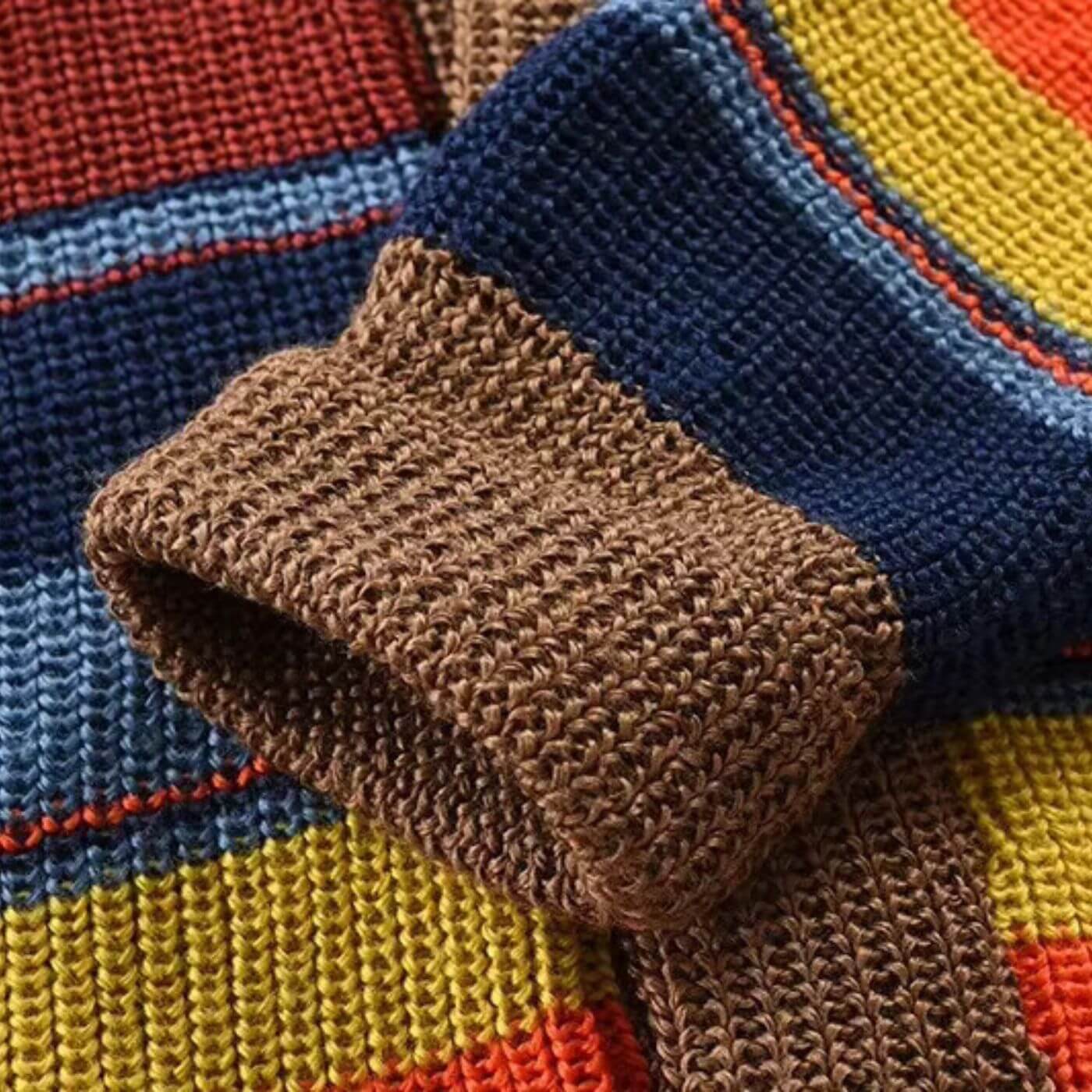 Poignet côtelé d'un cardigan rayé vif, mettant en valeur une couture de haute qualité.