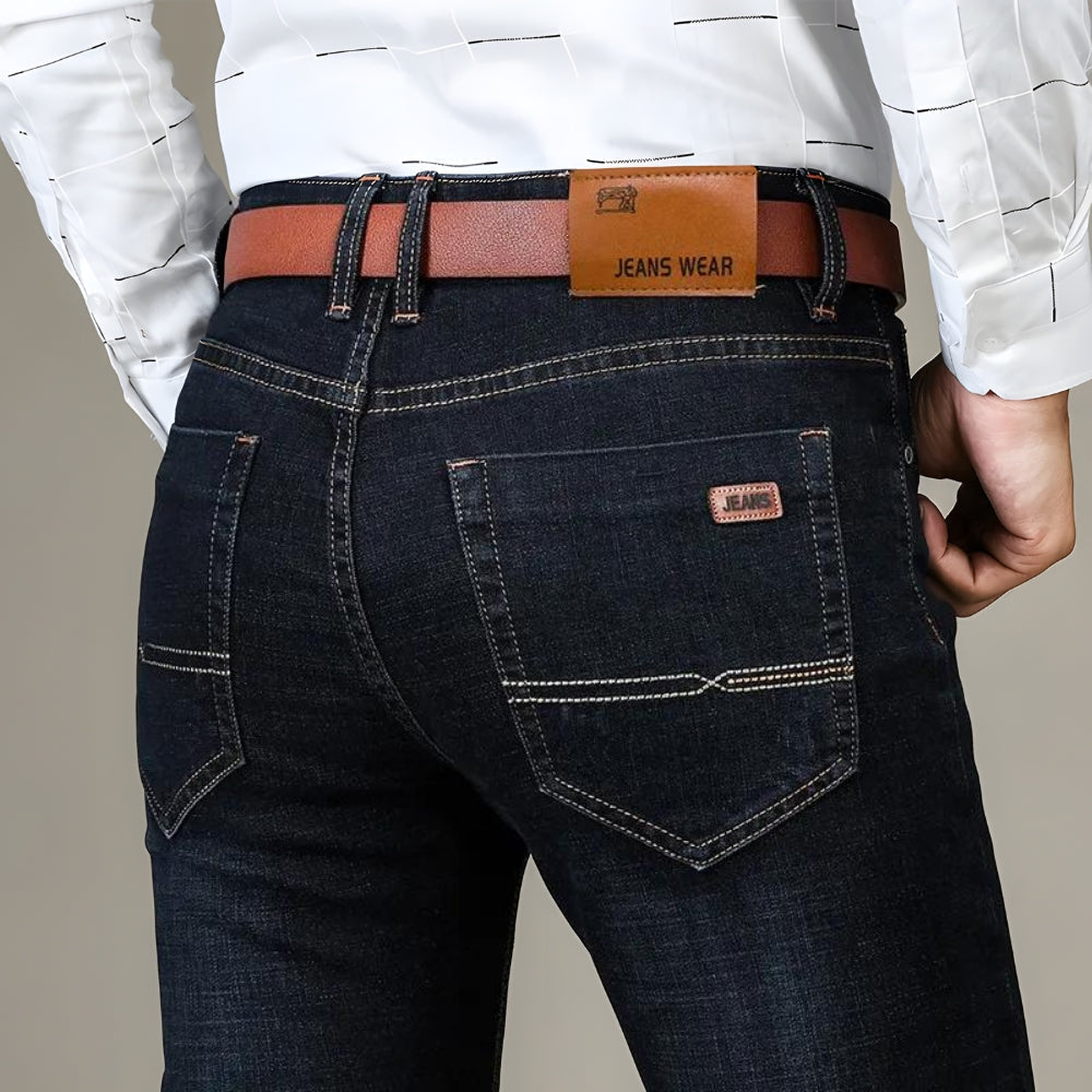 Jean noir extensible sur le modèle