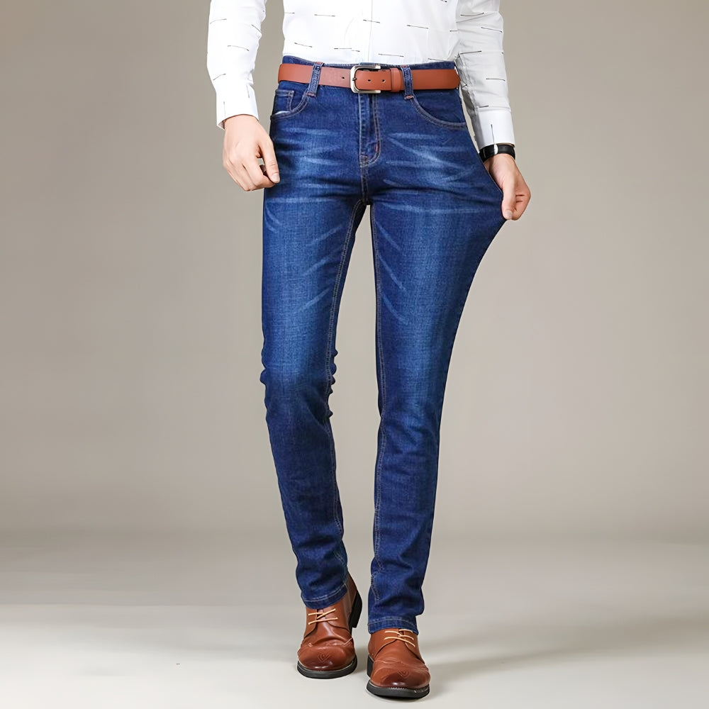 Jean extensible bleu sur le modèle