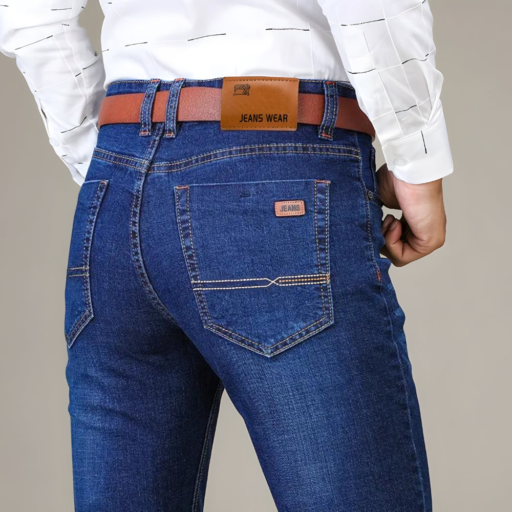 Jean extensible bleu sur le modèle