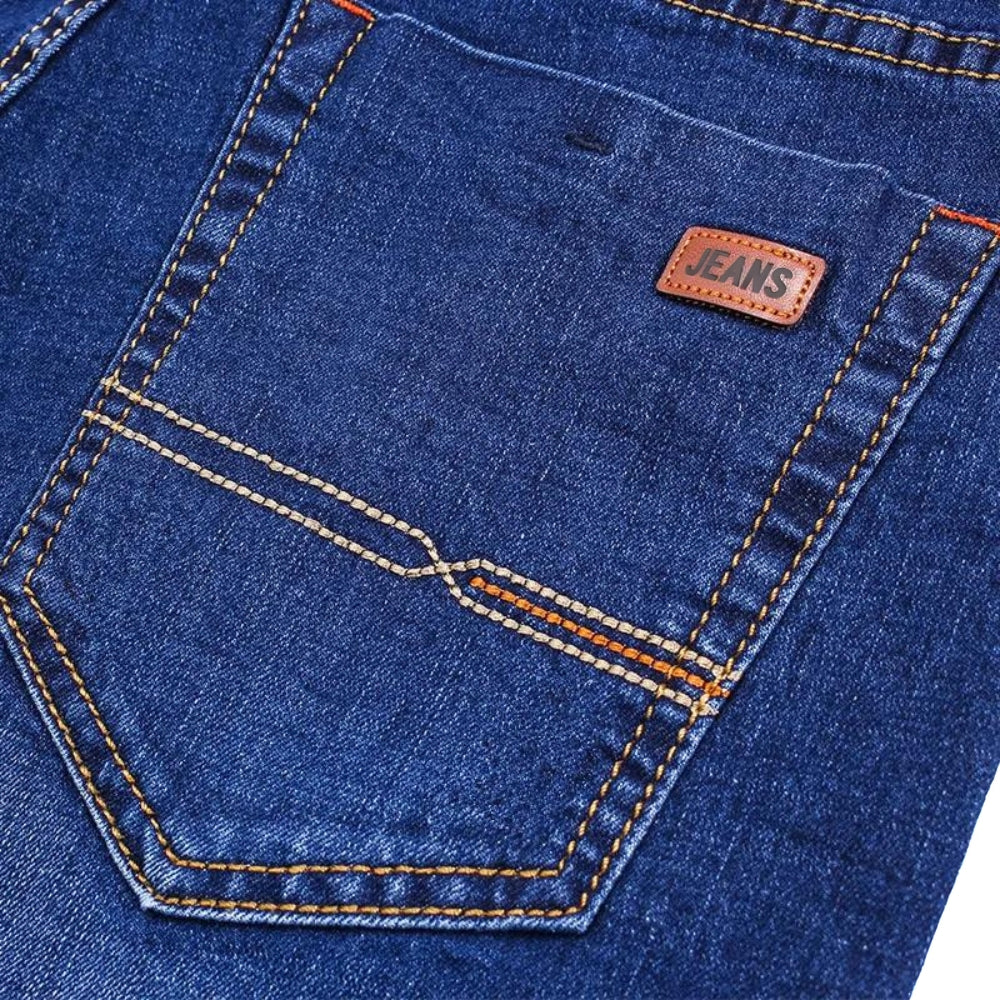 Jean extensible bleu sur le modèle