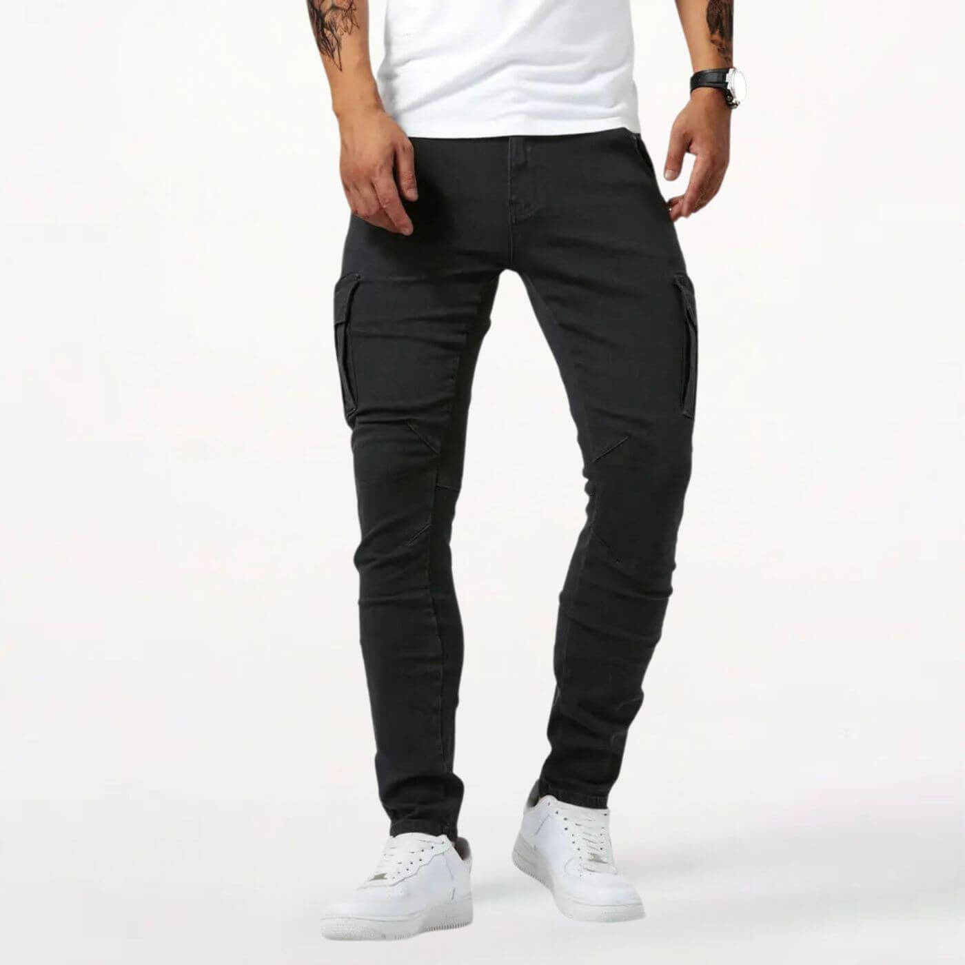 Pantalon cargo noir ajusté pour homme avec un design moderne et plusieurs poches.