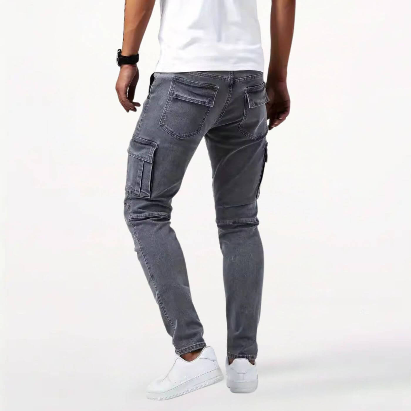 Vue arrière d'un pantalon cargo gris pour homme, montrant les détails des poches.