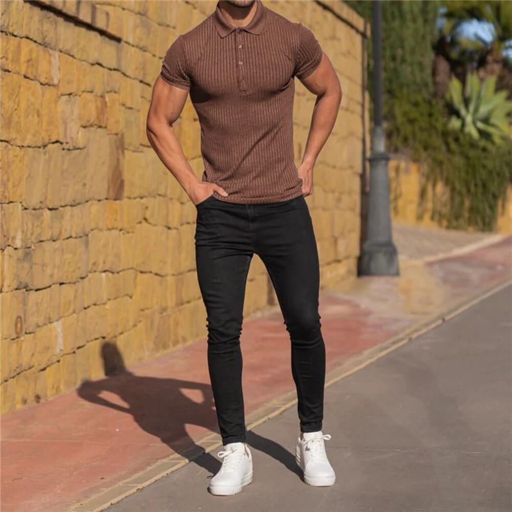 Mannequin à la carrure athlétique en polo ajusté pour homme