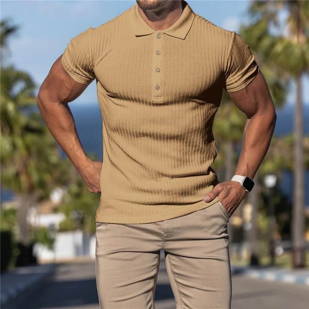 Gros plan sur un polo texturé à coupe slim pour homme