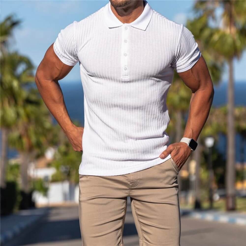 Polo manches courtes élégant avec patte de boutonnage et texture