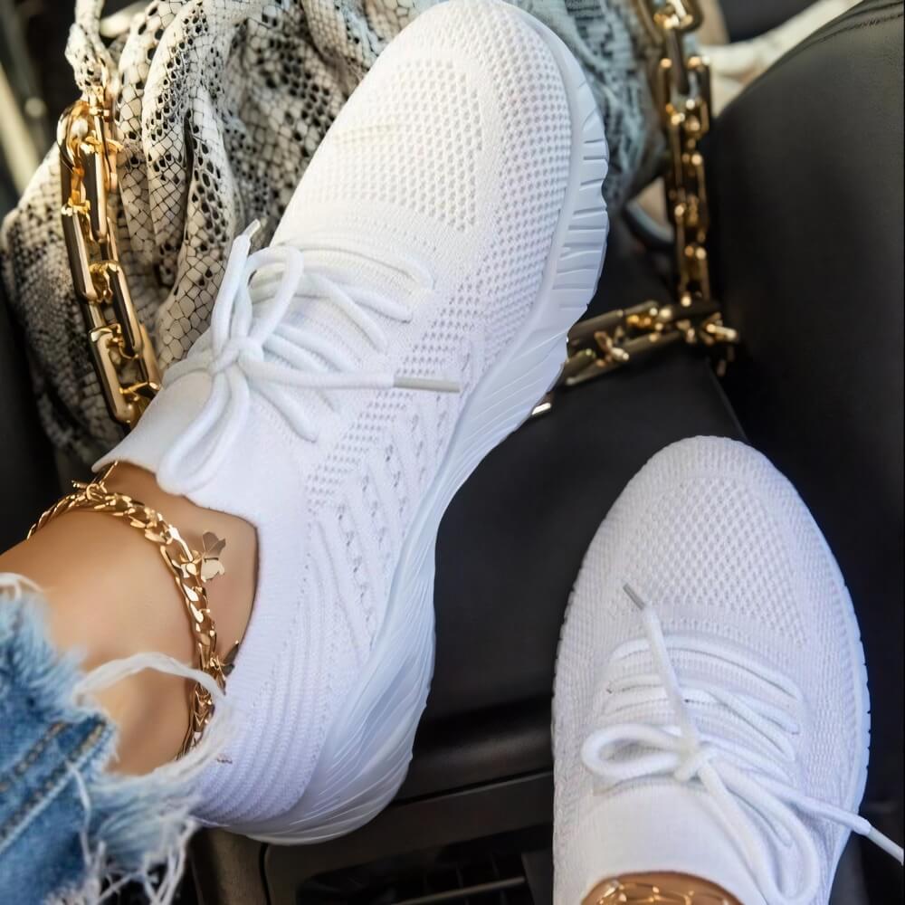 Baskets modernes blanches avec un design en maille respirante