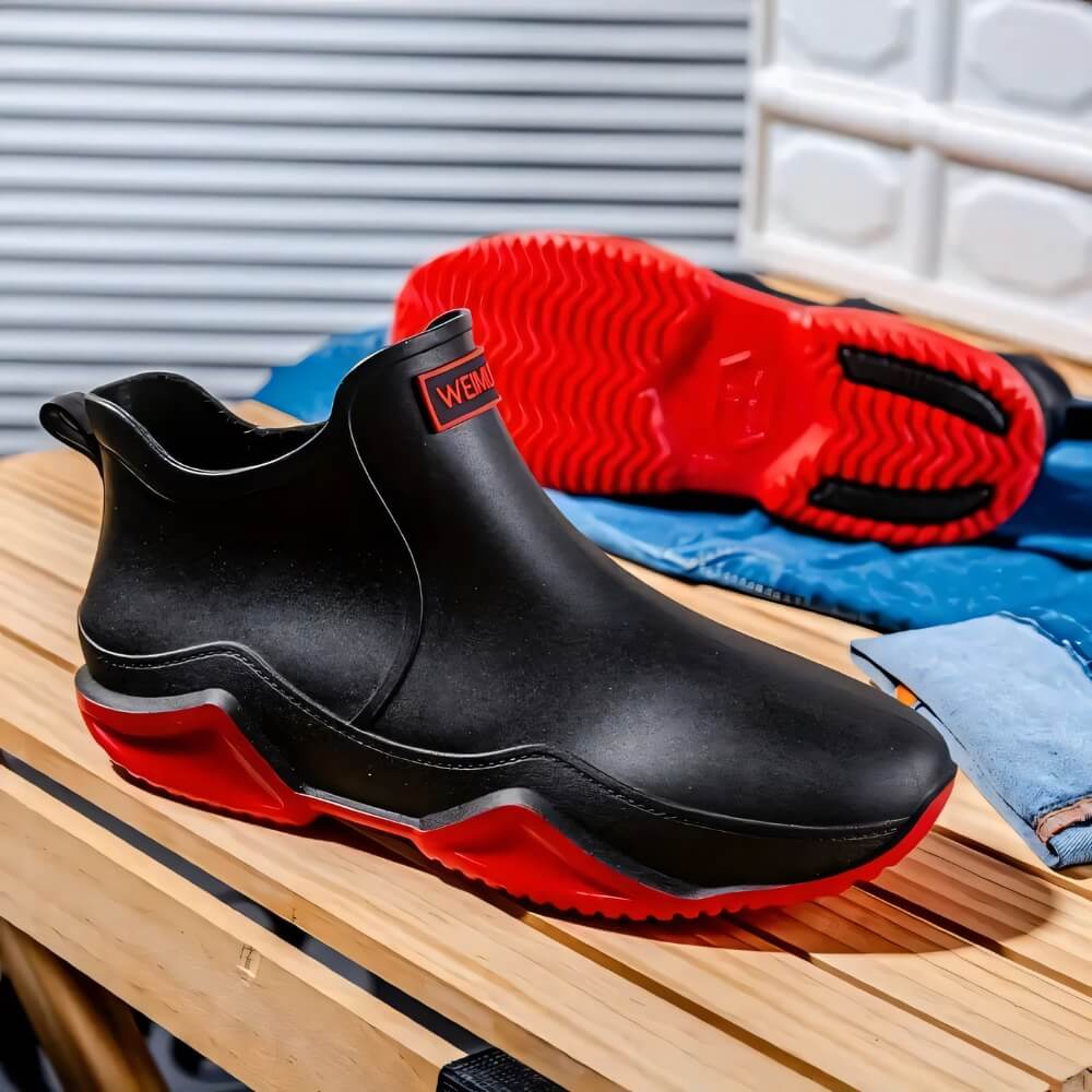 Bottes de pluie noires et rouges pour l'extérieur