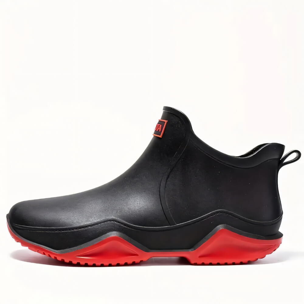 Bottes de pluie noires et rouges pour l'extérieur