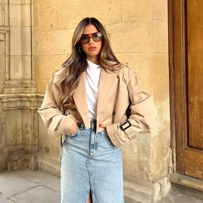 Femme en trench kaki