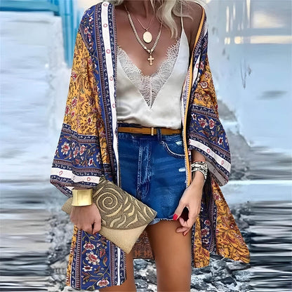 Kimono bleu bohème à fleurs sur le modèle