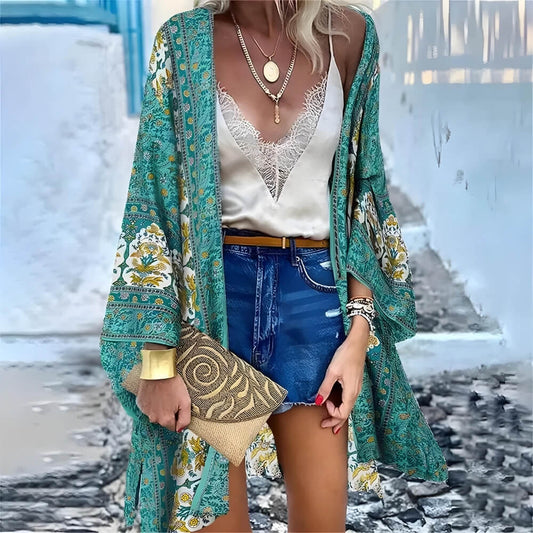 Kimono vert bohème à fleurs sur le modèle