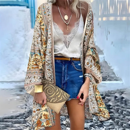 Kimono bohème floral kaki sur le modèle