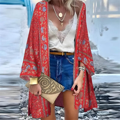 Kimono rouge bohème à fleurs sur le modèle