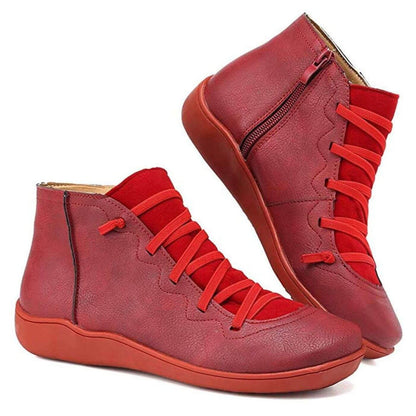 Chaussures Posh Paris Claire rouges – bottines audacieuses et tendance avec lacets souples, fermeture éclair latérale et confort amorti.