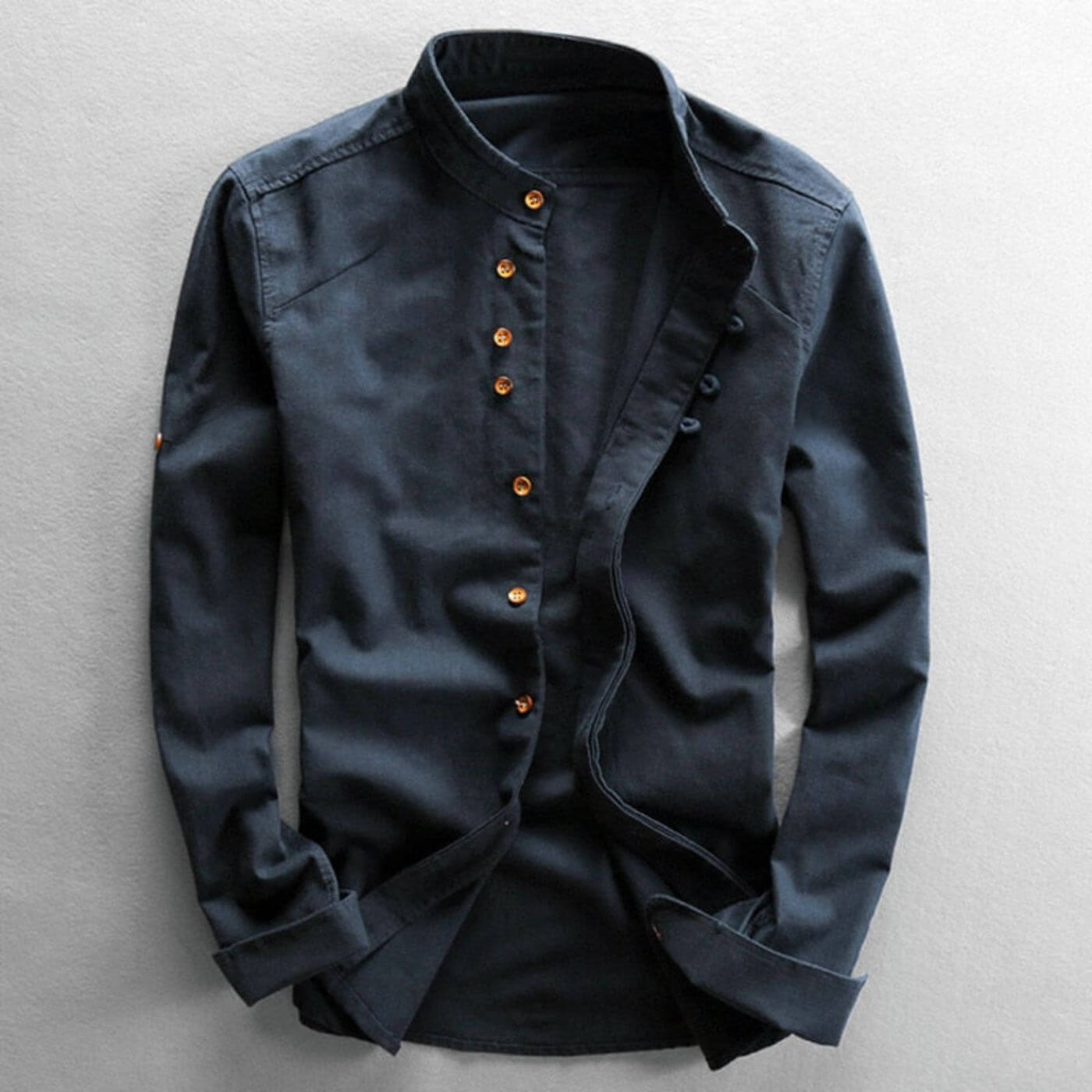 Chemise bleu marine à col mao pour homme, décontractée et élégante.