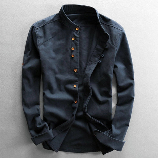 Chemise bleu marine à col mao pour homme, décontractée et élégante.