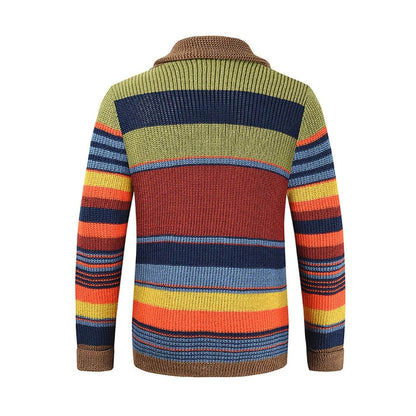 Vue arrière d’un cardigan tricoté à rayures avec des couleurs vibrantes.
