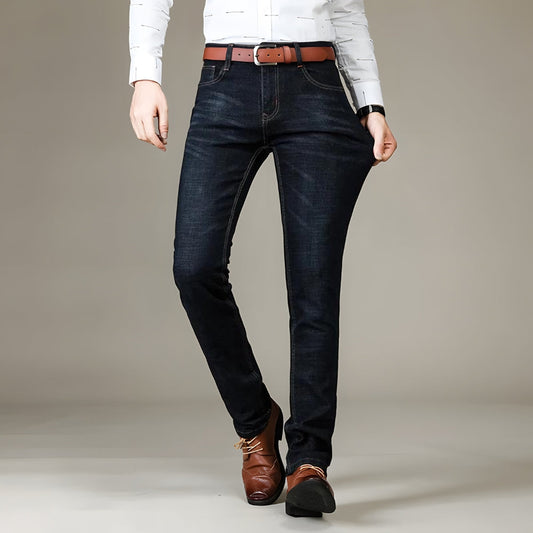 Jean extensible noir sur le modèle