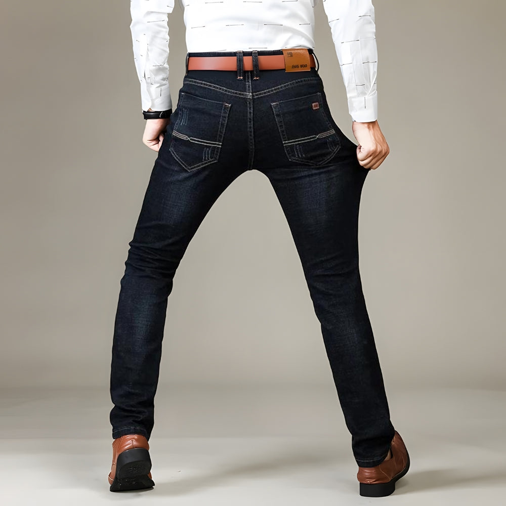 Jean noir extensible sur le modèle