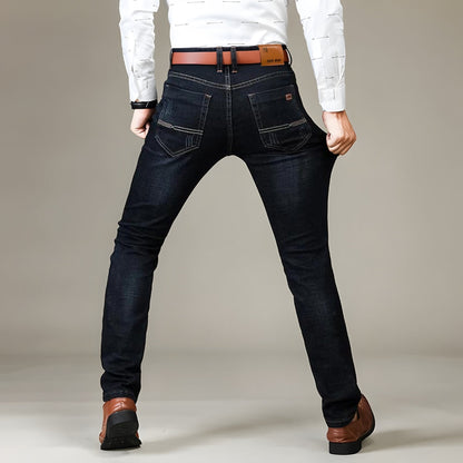 Jean noir extensible sur le modèle