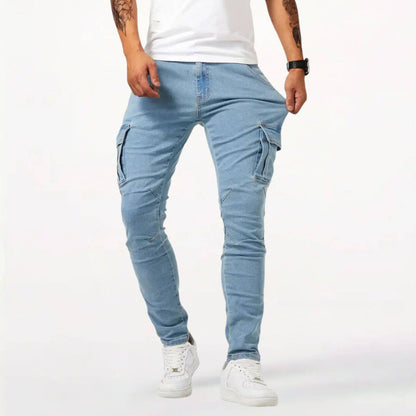 Pantalon cargo bleu clair ajusté pour homme avec poches utilitaires, stylé avec des baskets blanches.
