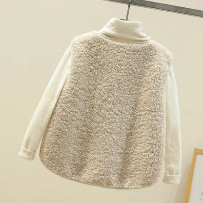 Vue arrière d'un gilet en fausse fourrure beige, montrant un matériau lisse et confortable.