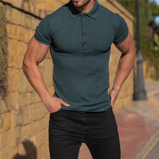 Homme musclé portant un polo vert foncé à côtes ajusté en extérieur