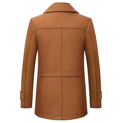 Vue arrière du manteau camel – Manteau d’hiver élégant pour homme avec coupe ajustée.