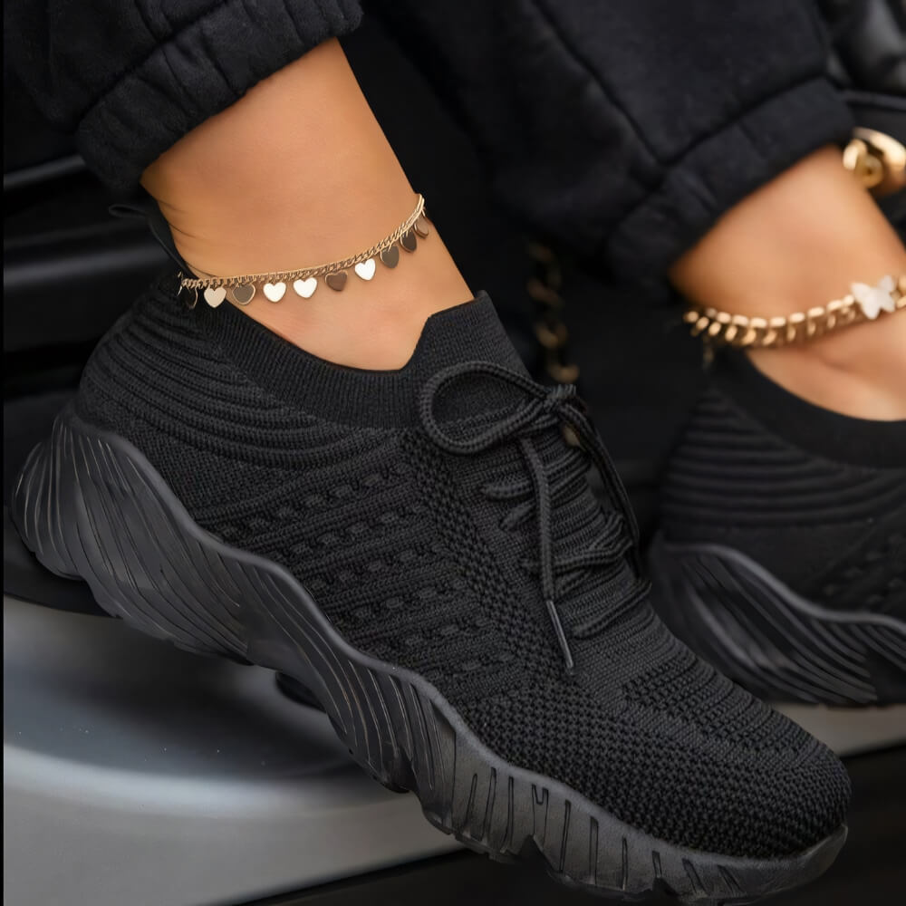 Baskets modernes noires en maille respirante
