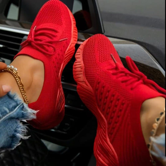 Baskets modernes rouges en maille respirante
